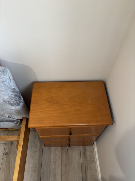 Cama em madeira maciça + mesa de cabeceira (140x190)