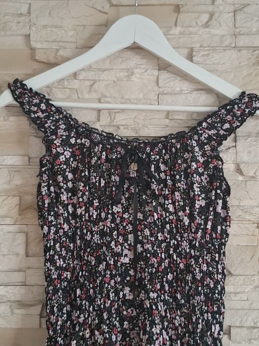 Sukienka w kwiaty midi