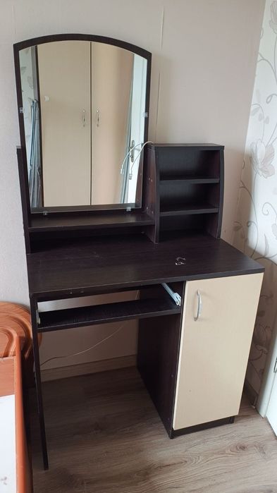 Трюмо із дзеркалом та поличками