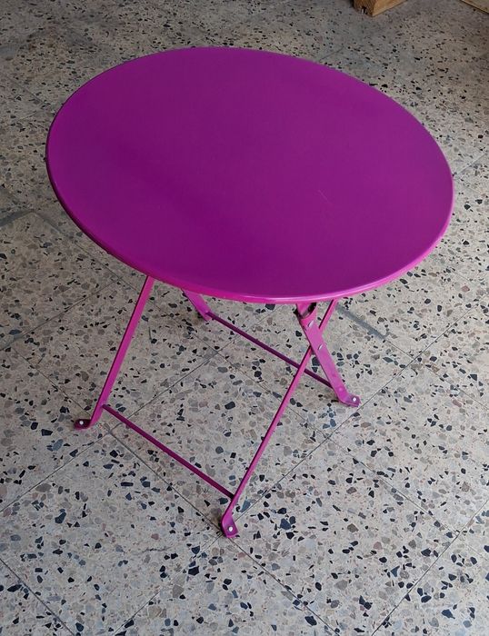 Mesa baixa metálica, cor de rosa. Pode estar fechada ou aberta. Barata