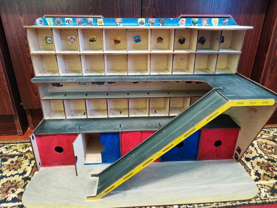 Продам дитячий дерев'яний  гараж