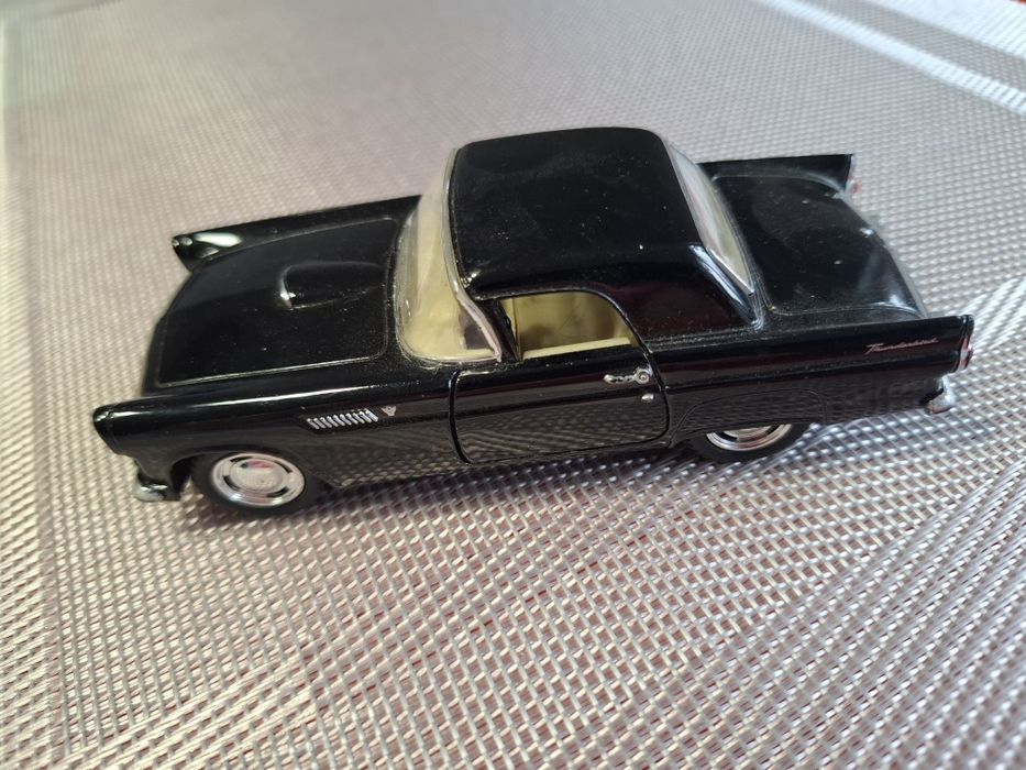 Kinsmart Ford Thunderbird skala 1:38