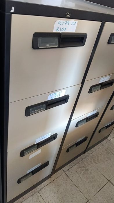 Armário de metal vertical com 4 gavetões