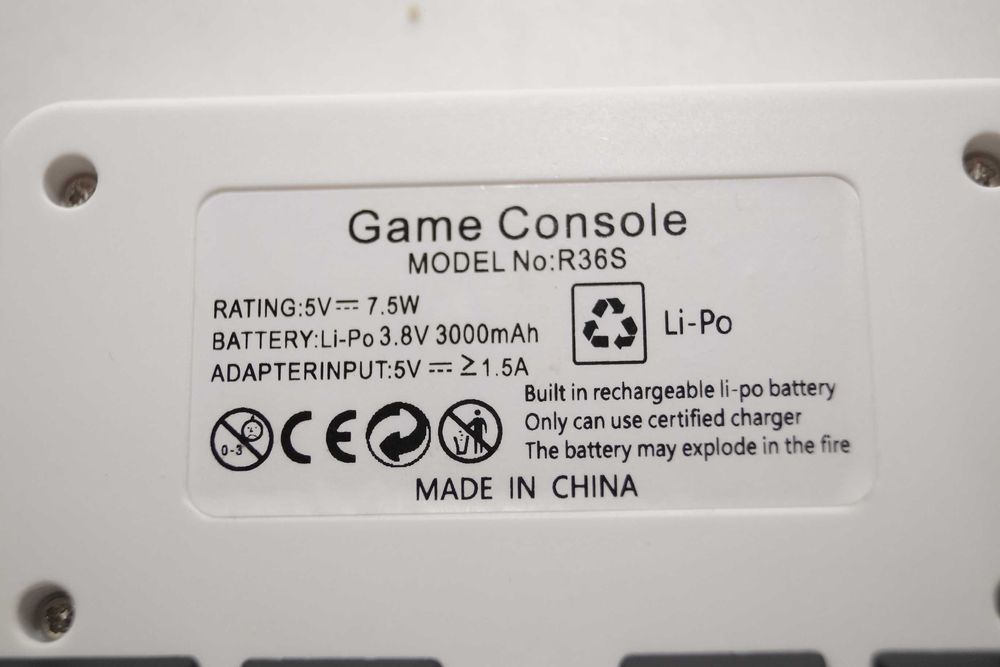 1563 Konsola do gier retro R36S biała