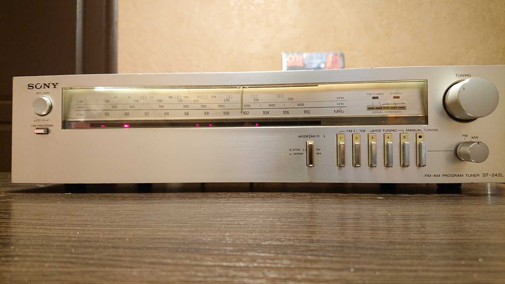 Вінтажний стерео тюнер Sony ST-242L і TELEFUNKEN HT-700