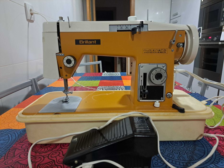 Máquina de costura eléctrica e portátil - Usada