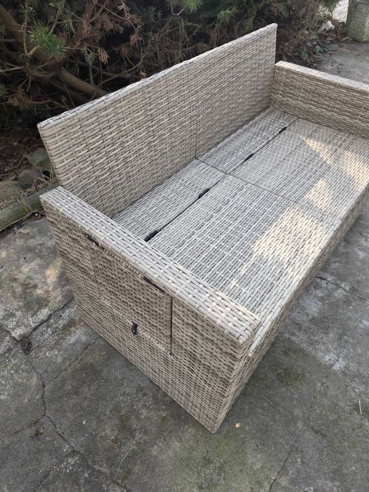 Sofa do ogrodu z poduszkami ecru, 2-osobowa, brąz, technorattan wysuwane stoliczki