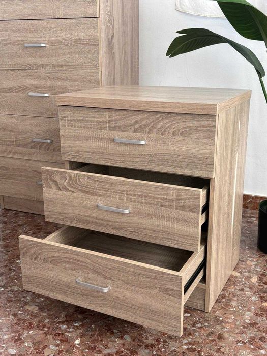 Conjunto de Mobiliário para Quarto: Cómoda + Mesa de Cabeceira com 2 e 3 Gavetas + Portes por 213€