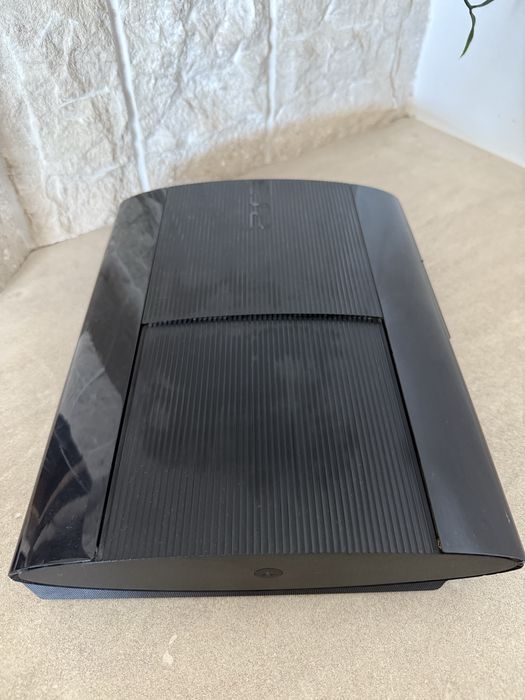 PS3 Super Slim + comando + 2 jogos + cabos