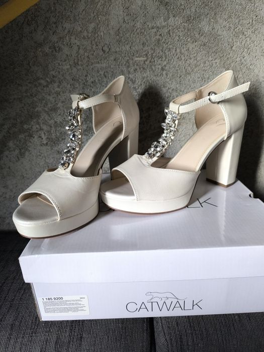Nowe buty ślubne
