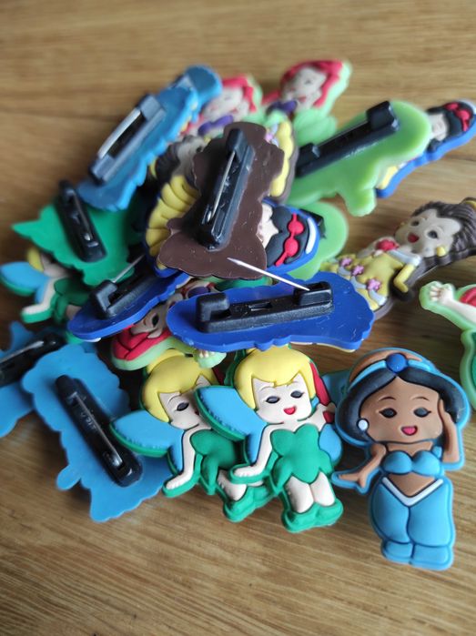 Alfinetes para roupa, mochilas, bonés das Princesas e Tartarugas Ninja