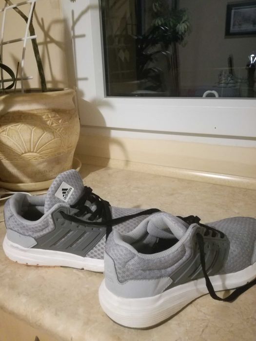 Popielate adidasy