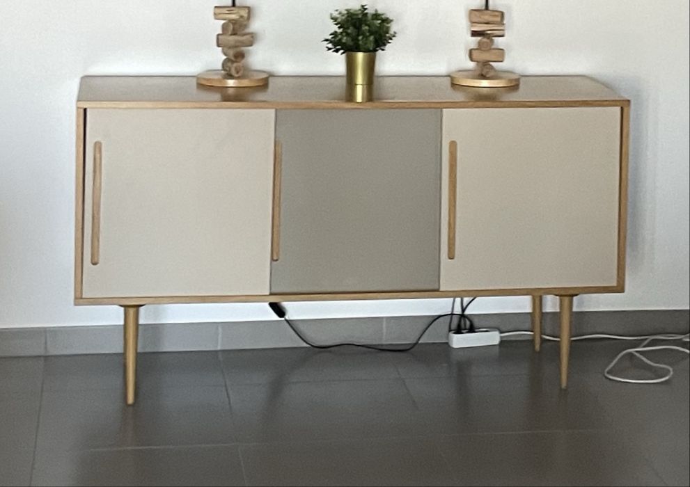 Moderno Aparador em Carvalho e Lacados - Oportunidade! - 150 x 50 cm