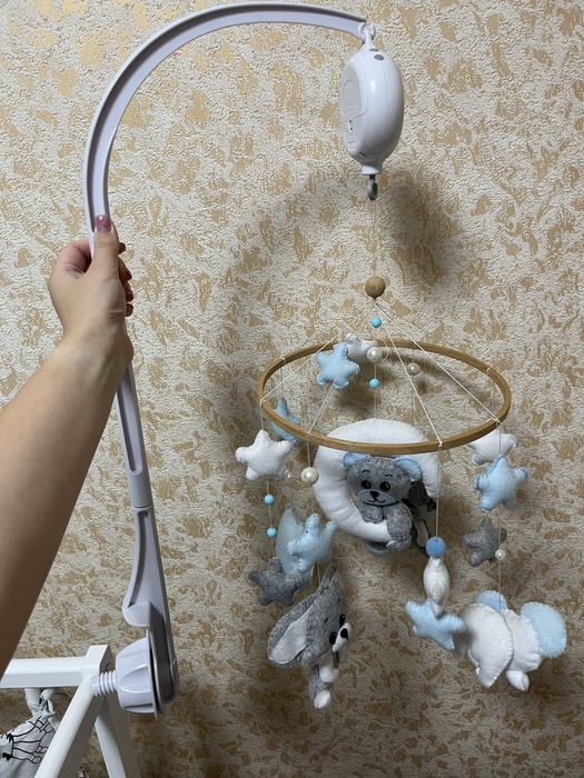 Музичний мобіль в дитяче ліжко