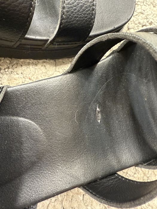 Продам босоніжки , нові ( є маленька подряпина на устільці )