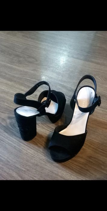 Czarne sandały w cekiny