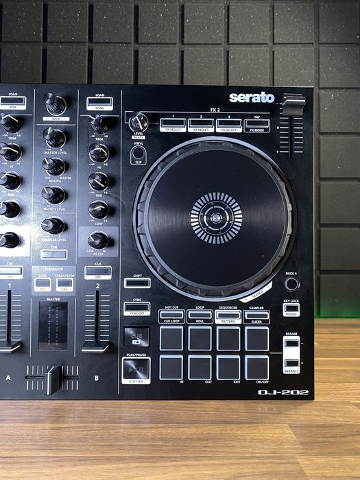 DJ контроллер Roland DJ-202