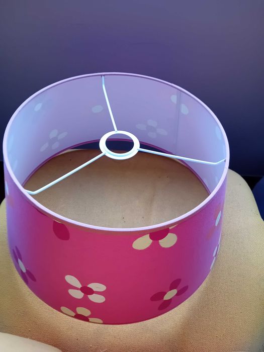 Abajour de tecto + candeeiro pequeno, florido, para quarto de criança.
