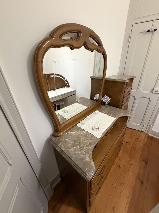 Cómoda vintage madeira com tampo mármore e espelho