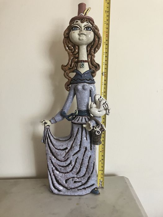 Escultura em Cerâmica Assinada