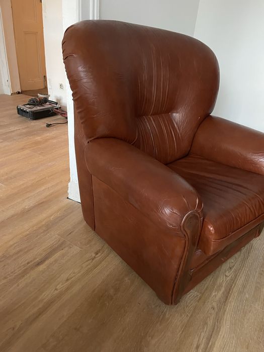 Sofas em pele bom estado