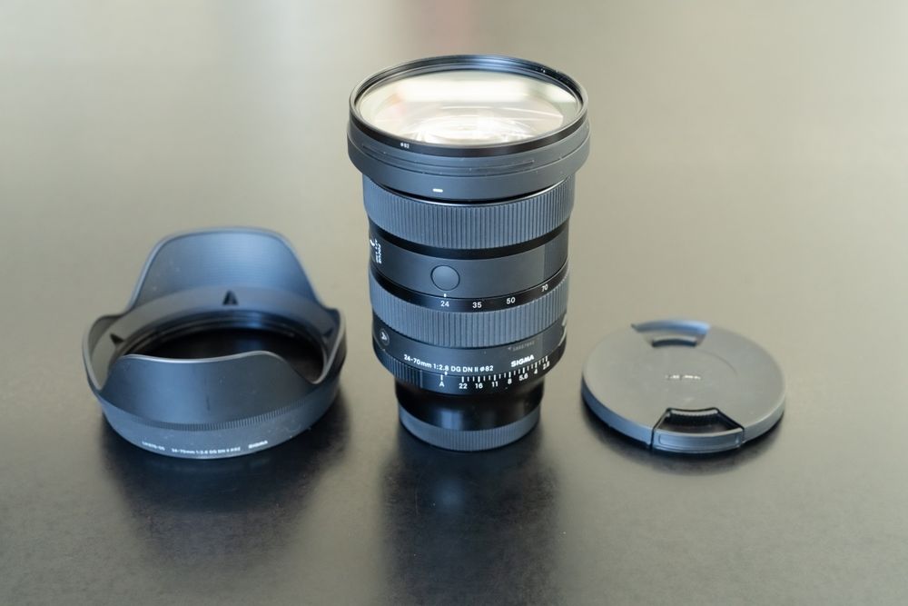 Sony A7R IV + Sigma 24-70mm F2.8 II + Sony 40mm F2.5 + filtros e 2 baterias. ( Objetiva equipada na câmara não incluída )