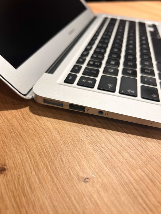 Laptop MacBook Air 13” 2017 128GB 8GB RAM + myszka Magic Mouse 2