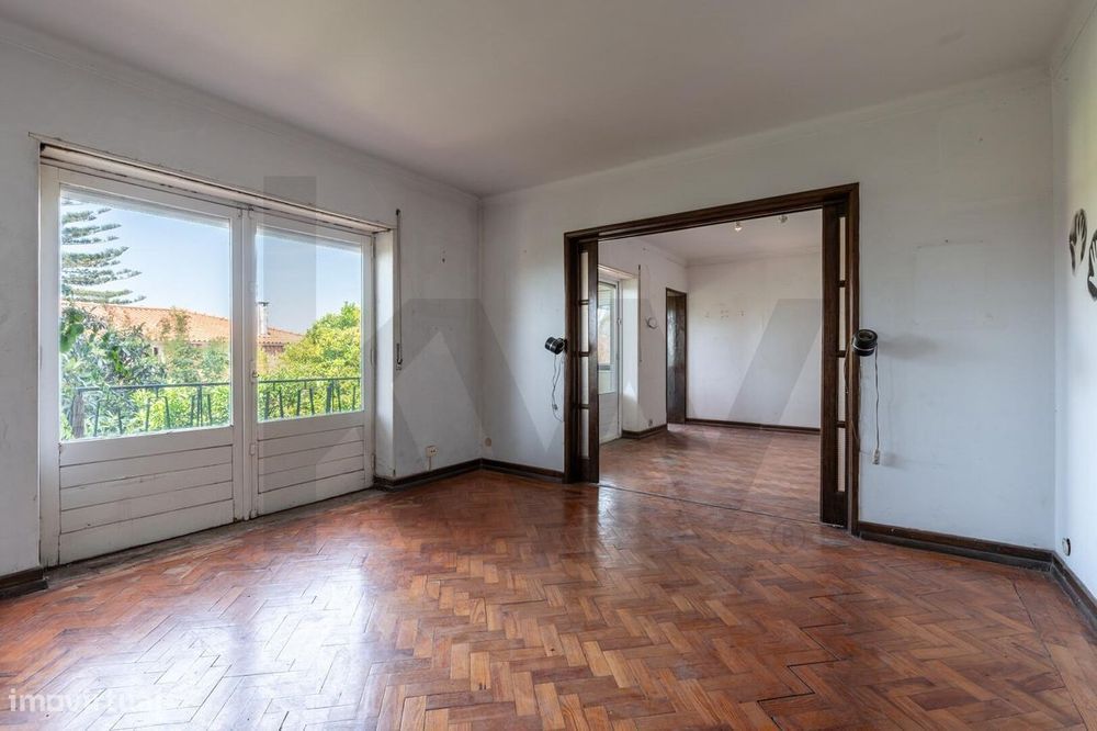 Moradia no Restelo para remodelação, com vista rio/mar, varandas espaç