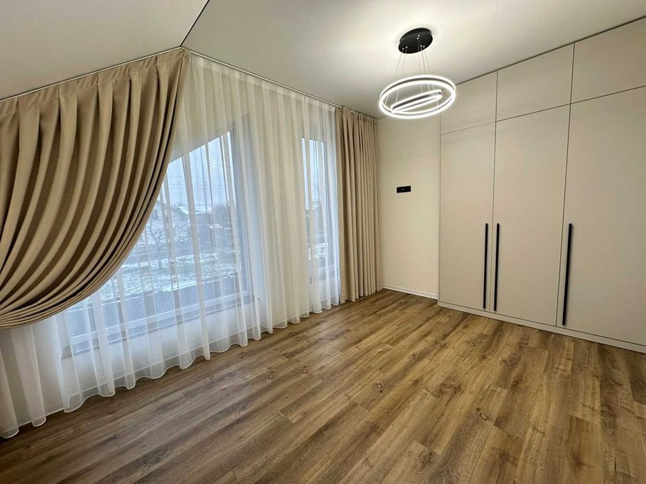 Продається просторий будинок з сучасним ремонтом в Крихівцях.