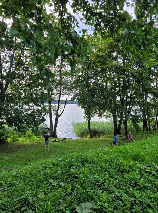 Całoroczny domek nad jeziorem Dadaj z kominkiem i klimatyzacją