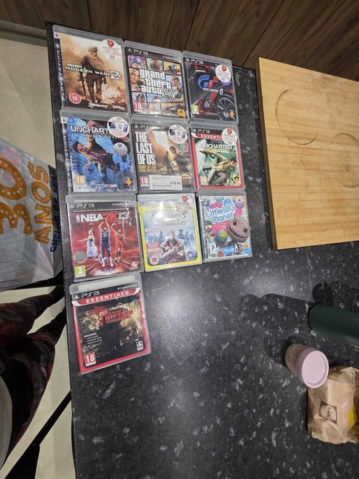Vendo Playstation 3 em excelente estado + 10 jogos em CD