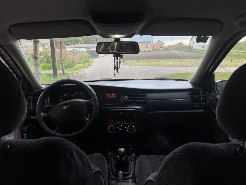 Opel vectra b 2000 року 1.8 бензин