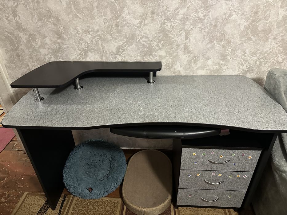 Письмений стіл.