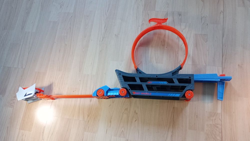 Ciężarówka hot wheels z pętlą