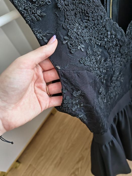 Sukienka czarna lekko rozkloszowana