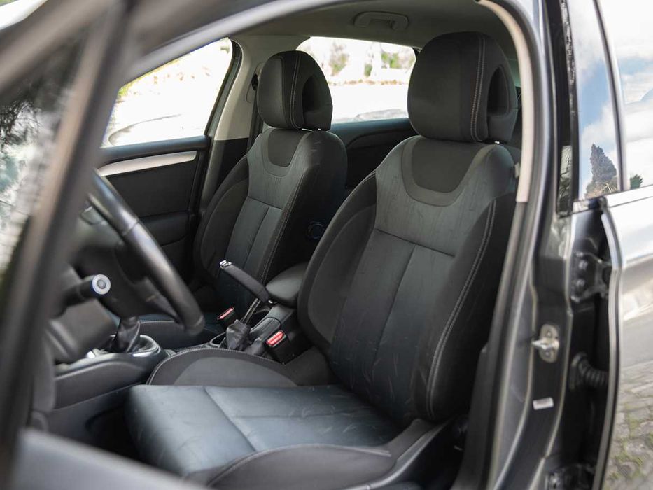 Citroën C4 1.6 HDi Attraction | Desde 129€ Mês | Nacional