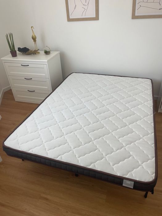 Cama de metal + Colchão 135 x 190 x 10 cm — Como Nova