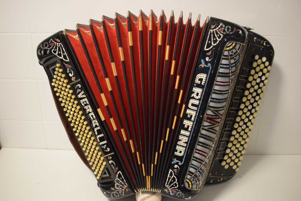 Acordeao G. Rufina Versalli Italia 4 voz, 120 Baixos N . 129