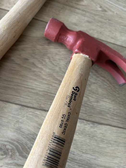 Молоток гвоздодёр. Ручка деревянная
