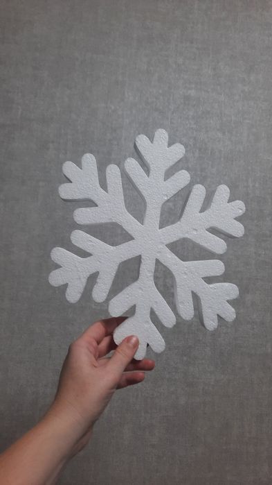 Сердця,сніжинки та різні вироби  з пінопласту