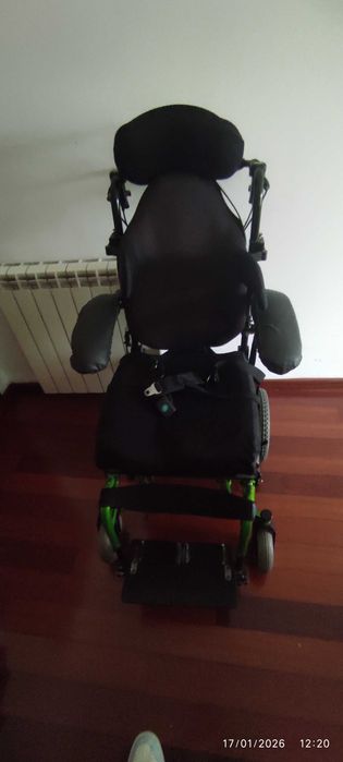 Cadeira articulada usada para pessoas com mobilidade reduzida