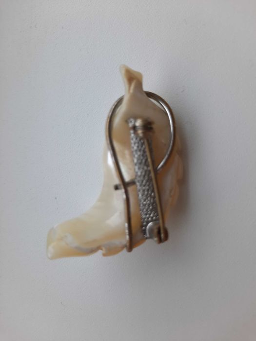 Брошка натуральный перламутр, брошка с фианитами.