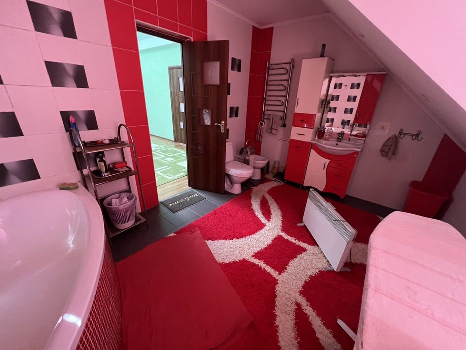 Продаж будинку з окремим гаражем