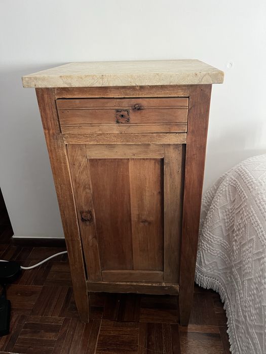 Mesas de cabeceira com tampo de mármore