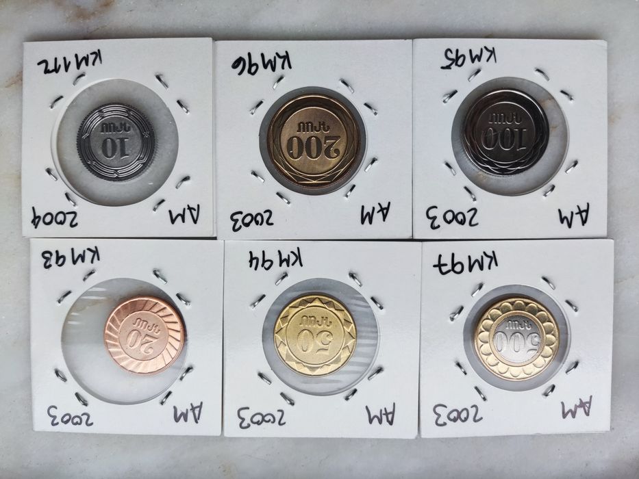 Lote 44 moedas do mundo