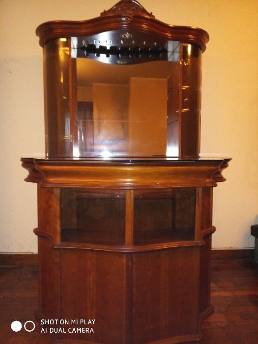 Bar para casa como novo todo eletrificado com inumeras prateleiras