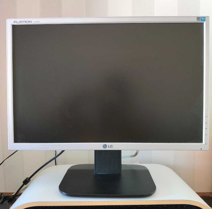 Monitor LG 19" + webcam 1080p+Teclado Microsoft+ colunas