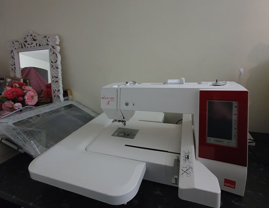 Maquina de bordar ELNA 830L expressive