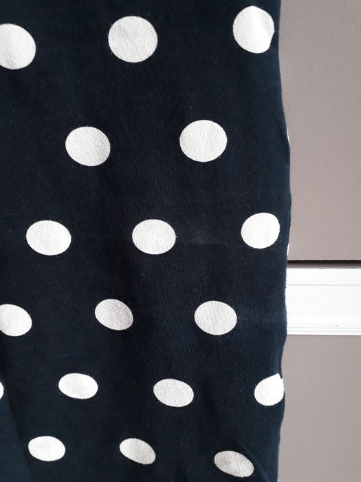 Czarna krótka sukienka w białe grochy kropki mini miniówka mała czarna