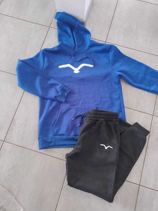 Різні чоловічі костюми на флісі